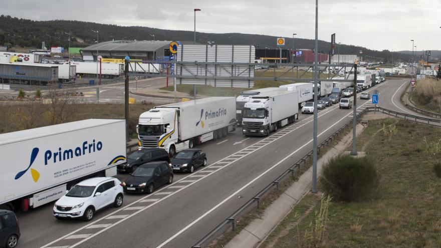 Cues quilomètriques a la frontera de la Jonquera pels controls de la policia francesa