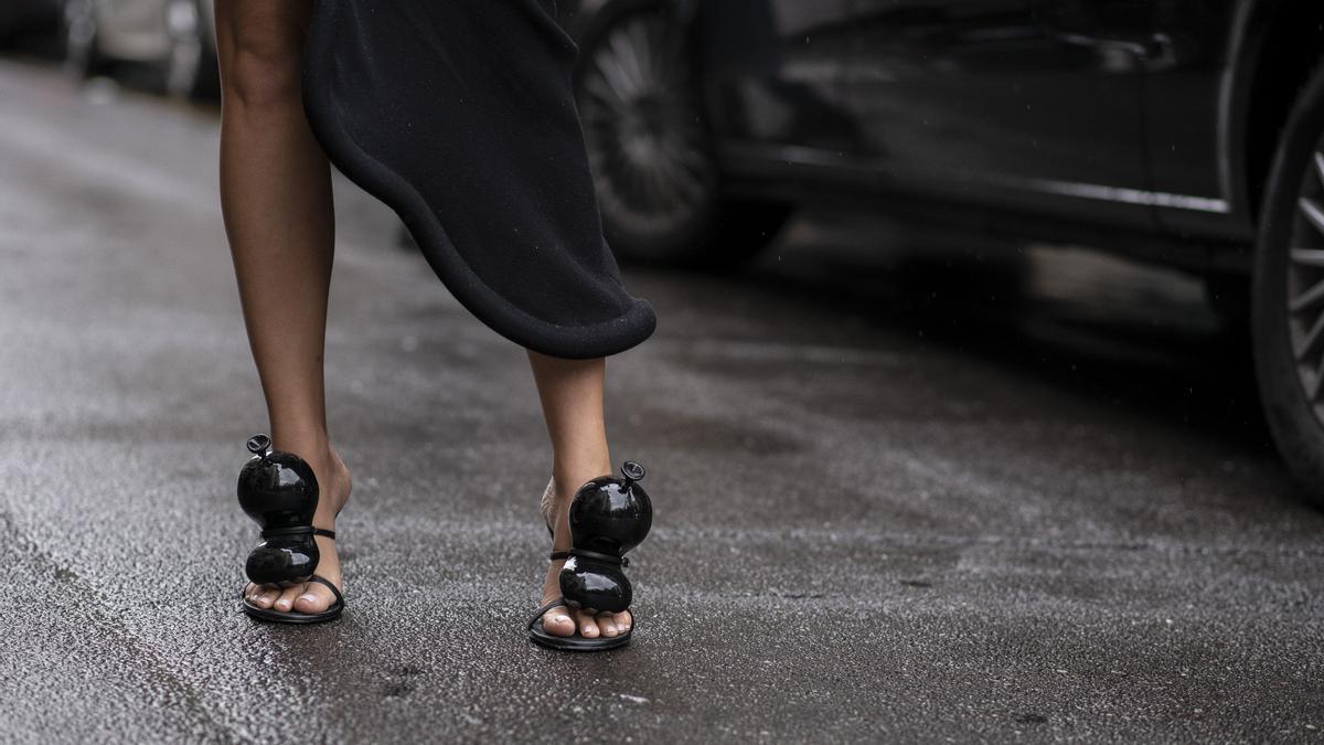 Las 14 tendencias de sandalias más top vistas en las pasarelas y el 'street fashion'