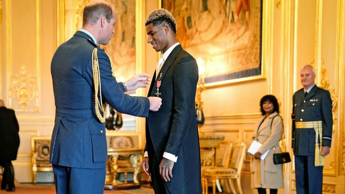 Rashford recibiendo la medalla del príncipe Guillermo