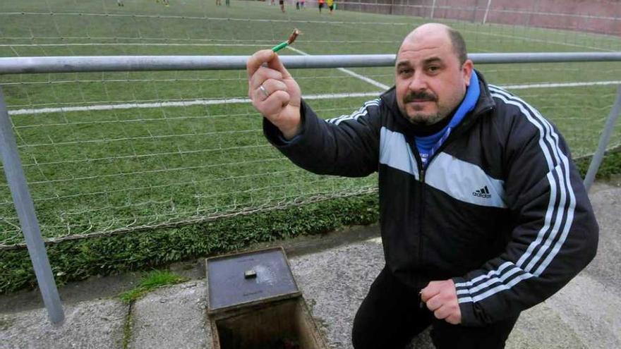 Juanjo Gutiérrez enseña la zona donde robaron el cable en el campo de fútbol de Ujo.