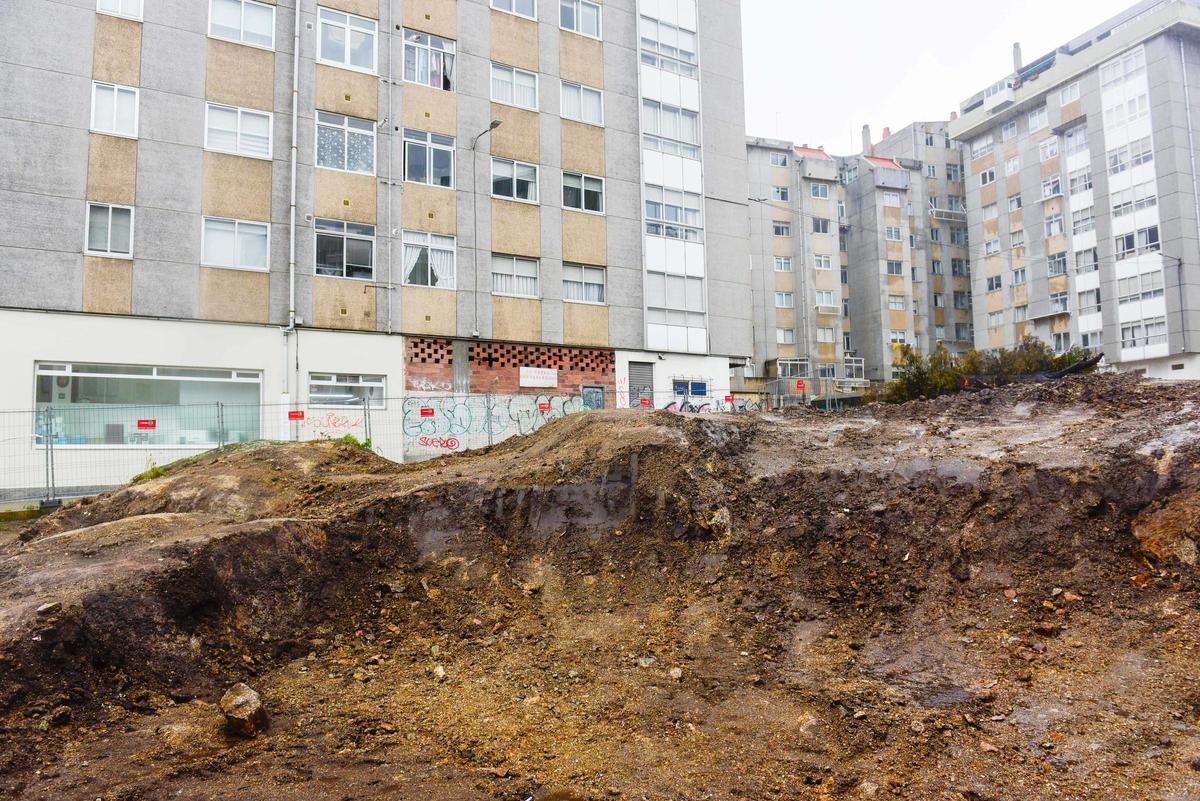 El suelo rocoso paraliza la obra de la nueva plaza de O Castrillón