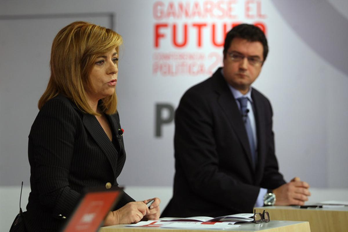 La vicesecretària general del Psoe, Elena Valenciano, i el secretari d’Organització, Oscar Lopez, durant la presentació aquest dilluns de la Conferència Política del PSOE 2013.