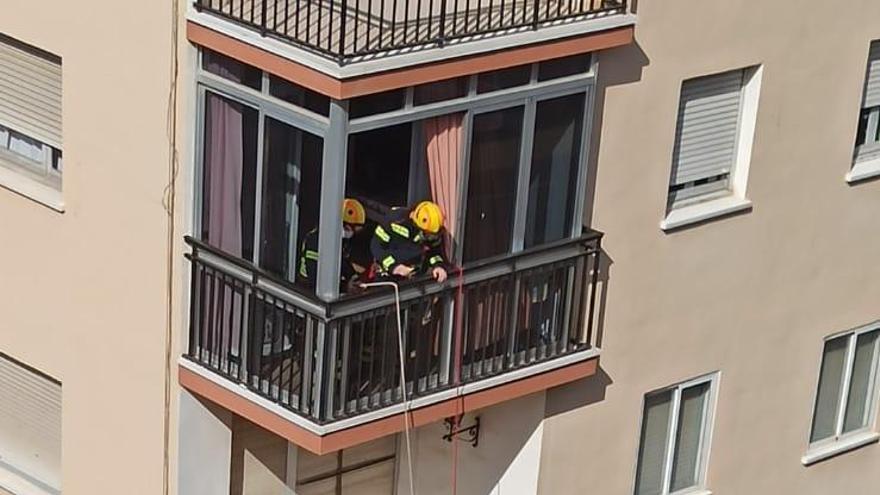 Rescatan a un gato atrapado en un balcón en Calp