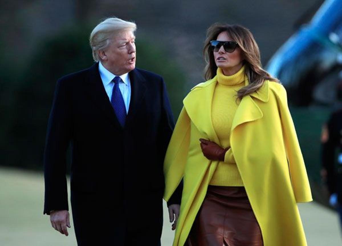 El look de Melania Trump con jersey, abrigo amarillo y falda de piel en marrón