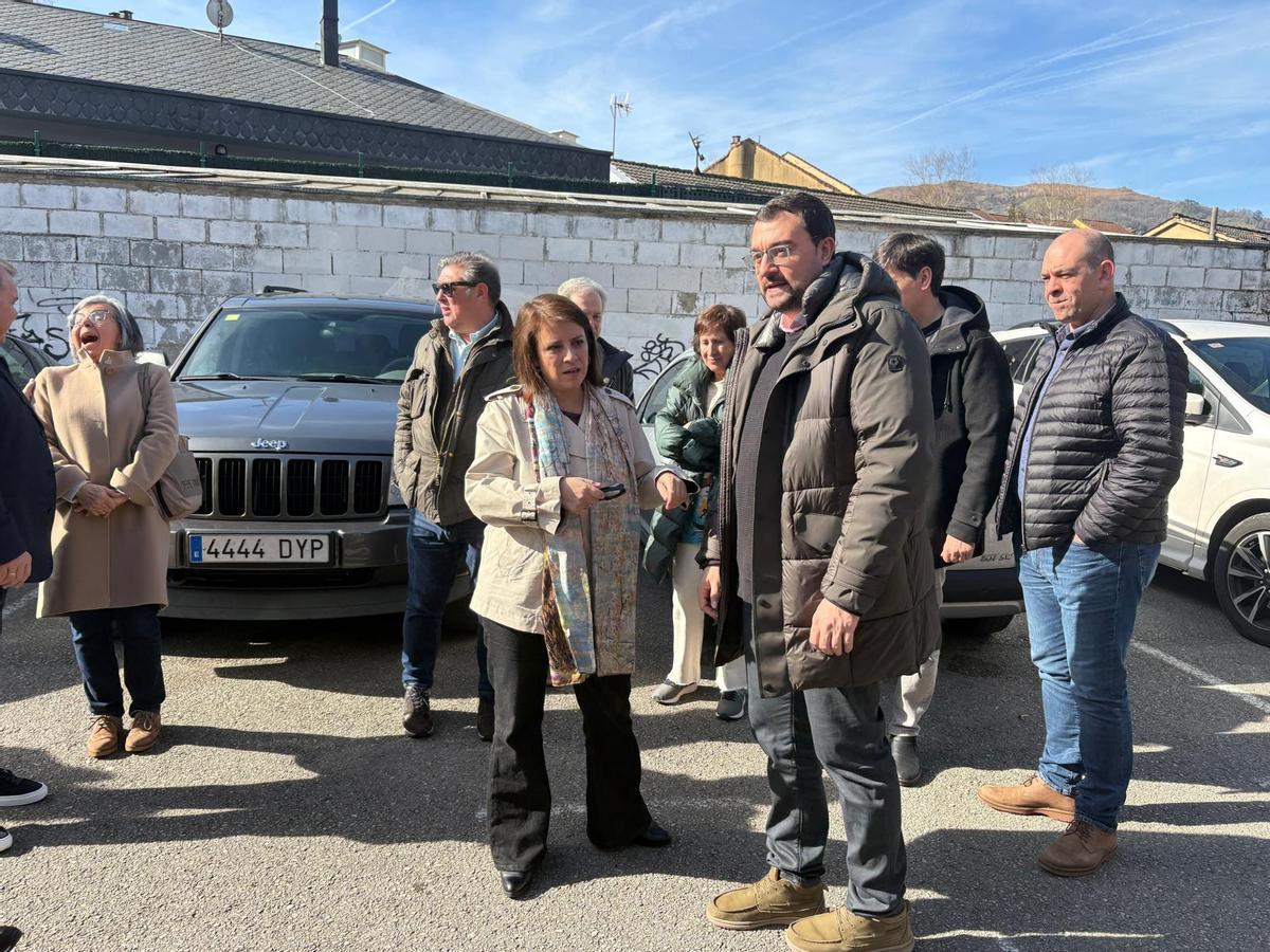 Adrián Barbón, con Adriana Lastra, a su llegada al acto de homenaje a Manuel Llaneza en Mieres.