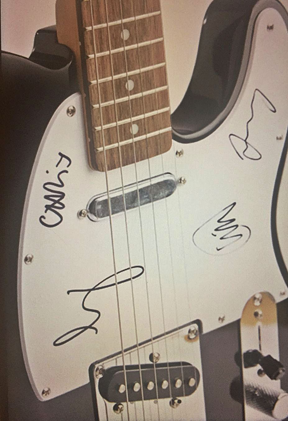 Guitarra firmada por Coldplay 