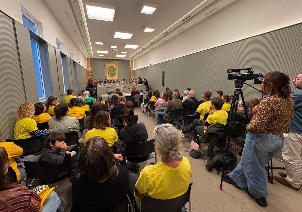 Representants del sector educatiu, en una acció d’USTEC-STEs durant un ple municipal de Banyoles