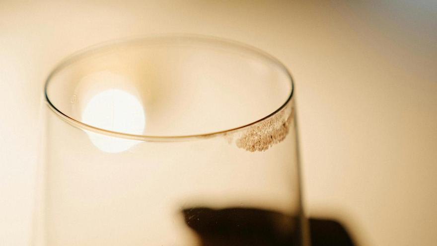 El truco definitivo para eliminar restos de pintalabios de las copas de cristal tras las fiestas.