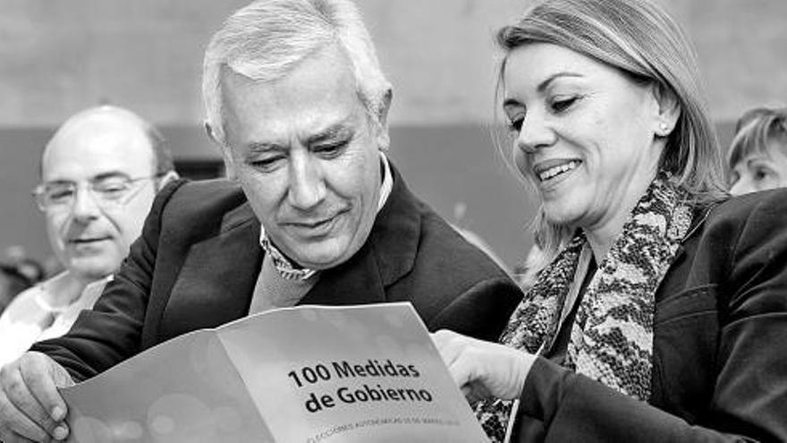 Javier Arenas y Dolores de Cospedal, ayer, en la campaña electoral andaluza.