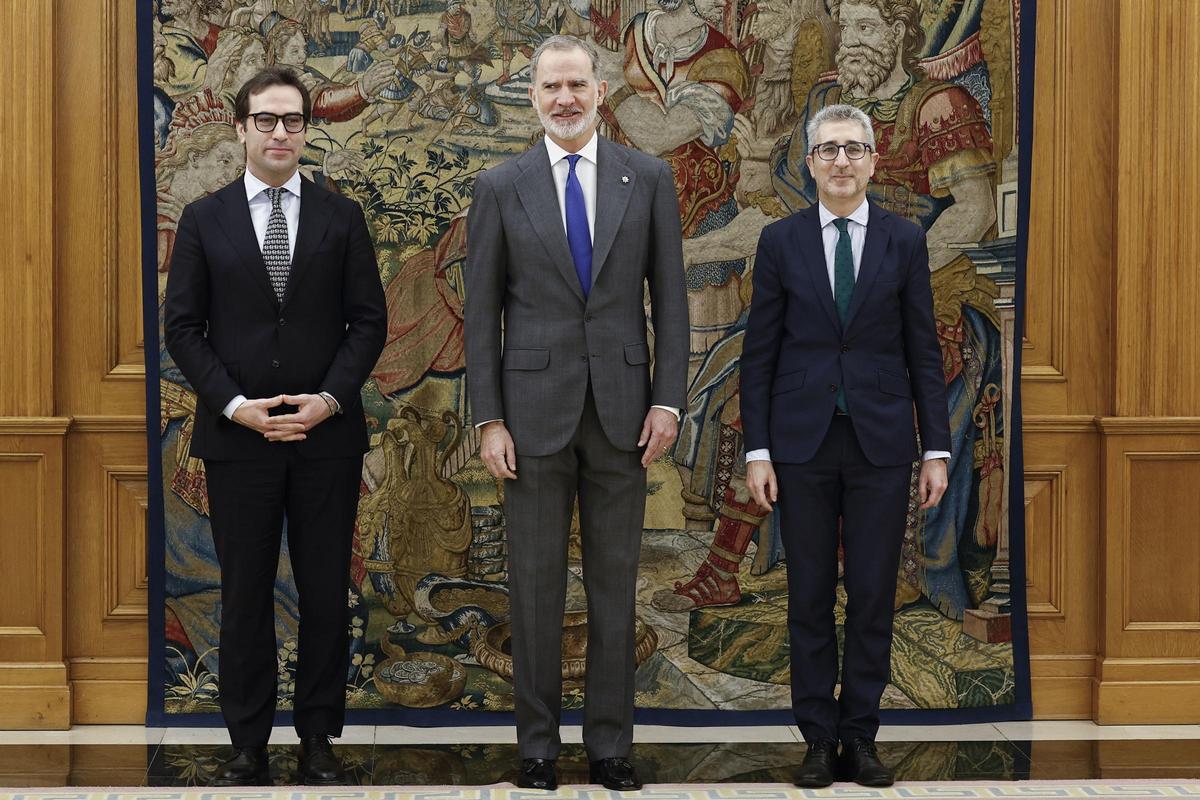 El vicepresident primer del Govern central i ministre d'Economia, Comerç i Empresa, Carlos Cuerpo, i el nou titular d'Hisenda, Arcadi España, amb el rei Felip VI al palau de La Zarzuela