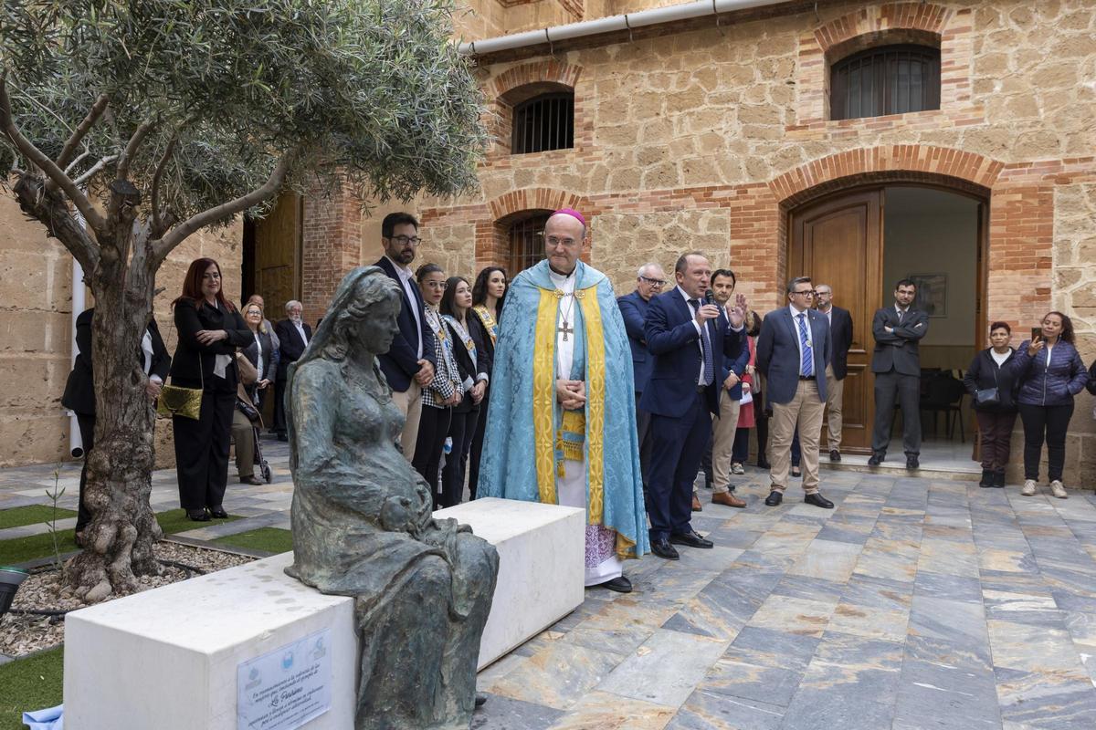 Un momento de la inauguración de la escultura en el patio de Poniente de la iglesia de la Inmaculada de Torrevieja