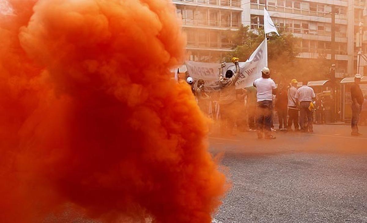 Els empleats de la companyia pública de comunicacions de Grècia (OTE) es manifesten aquest dijous a Atenes després que el ministre grec de finances animés l’alemanya Deutsche Telekom a augmentar la seva participació en la companyia grega, dins del procés de privatitzacions que viu el país.