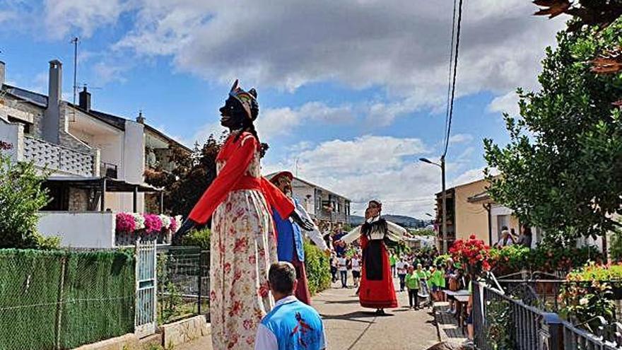 Desfile de los gigangtes de Puebla, uno de los atractivos culturales de la villa sanabresa.