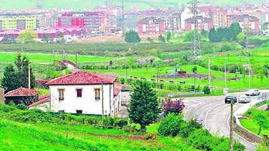 El monte Cubera, al fondo, sobre Villaviciosa.