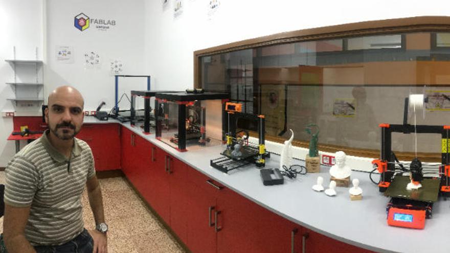 El profesor de Plástica Isidro Portocarrero en el nuevo &#039;Fab Lab&#039; del colegio salesiano San Isidro, en La Orotava.