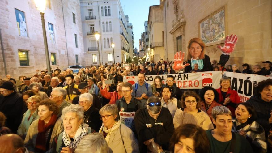 Las protestas seguirán a Mazón hasta Madrid cuando declare en la comisión de la dana en el Congreso