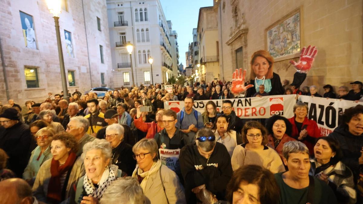 Concentración frente a las Corts para pedir el enjuiciamiento de Mazón por su gestión de la dana
