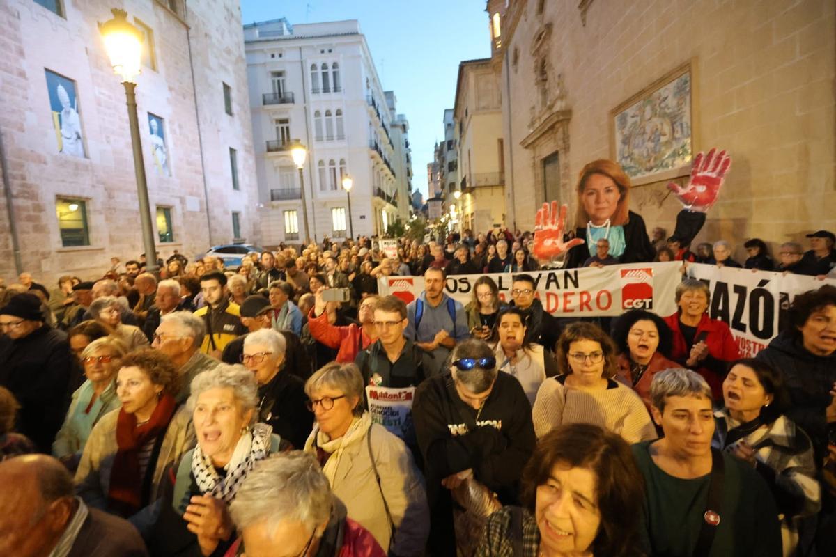 Concentración frente a las Corts para pedir el enjuiciamiento de Mazón por su gestión de la dana.