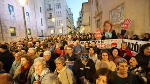 Concentración frente a las Corts para pedir el enjuiciamiento de Mazón por su gestión de la dana