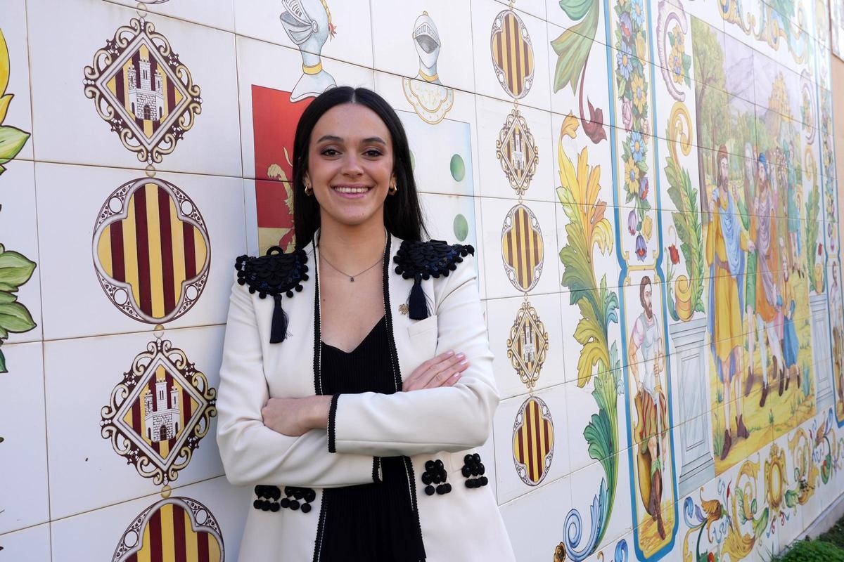 Andrea Naches Montesinos, madrina de la gaiata 8 portal de l’Om per a les festes de la Magdalena 2026, és una jove que estima la tradició.