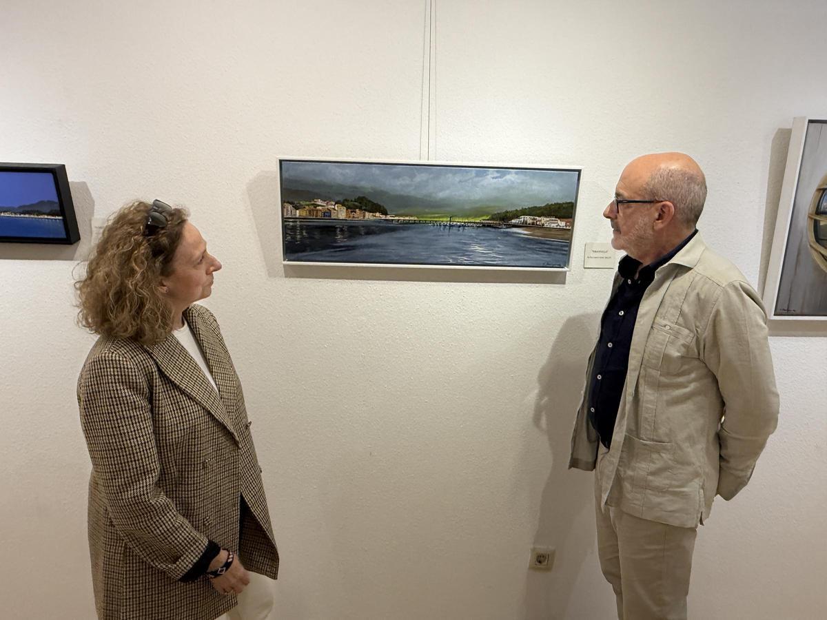 Cristina Serrano y Emilio Balduque observan uno de los cuadros expuestos.