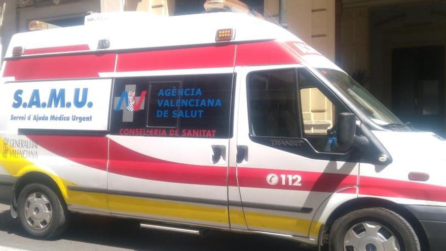 Una ambulancia con un paciente dentro, averiada tras un accidente en València