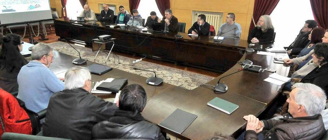 Reunión de El Maeral con alcaldes de barrio en Langreo.