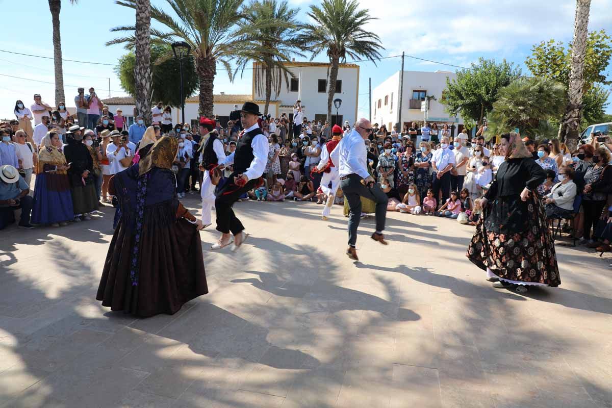 Misa, procesión y 'ball pagès' en el Pilar de la Mola