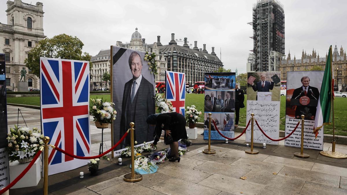 Homenaje al diputado conservador asesinado, David Amess, en frente del Parlamento británico.