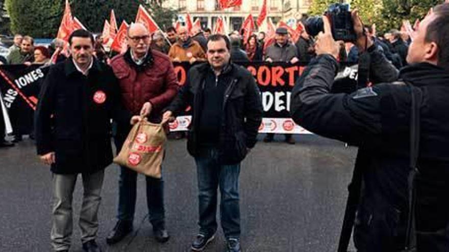 Los pensionistas de UGT &quot;regalan&quot; carbón a Rajoy