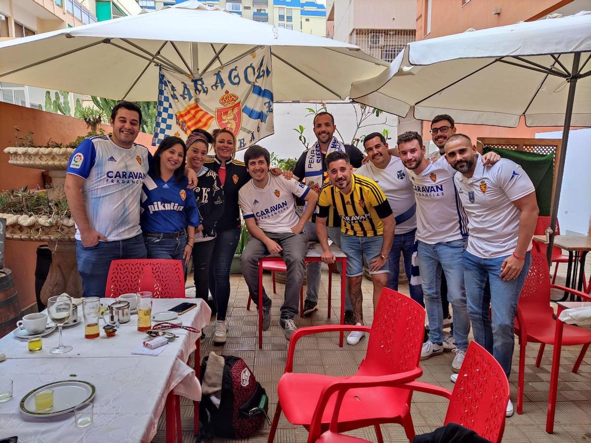 Aficionados de la peña zaragocista El Pilar del Teide, antes de un partido.