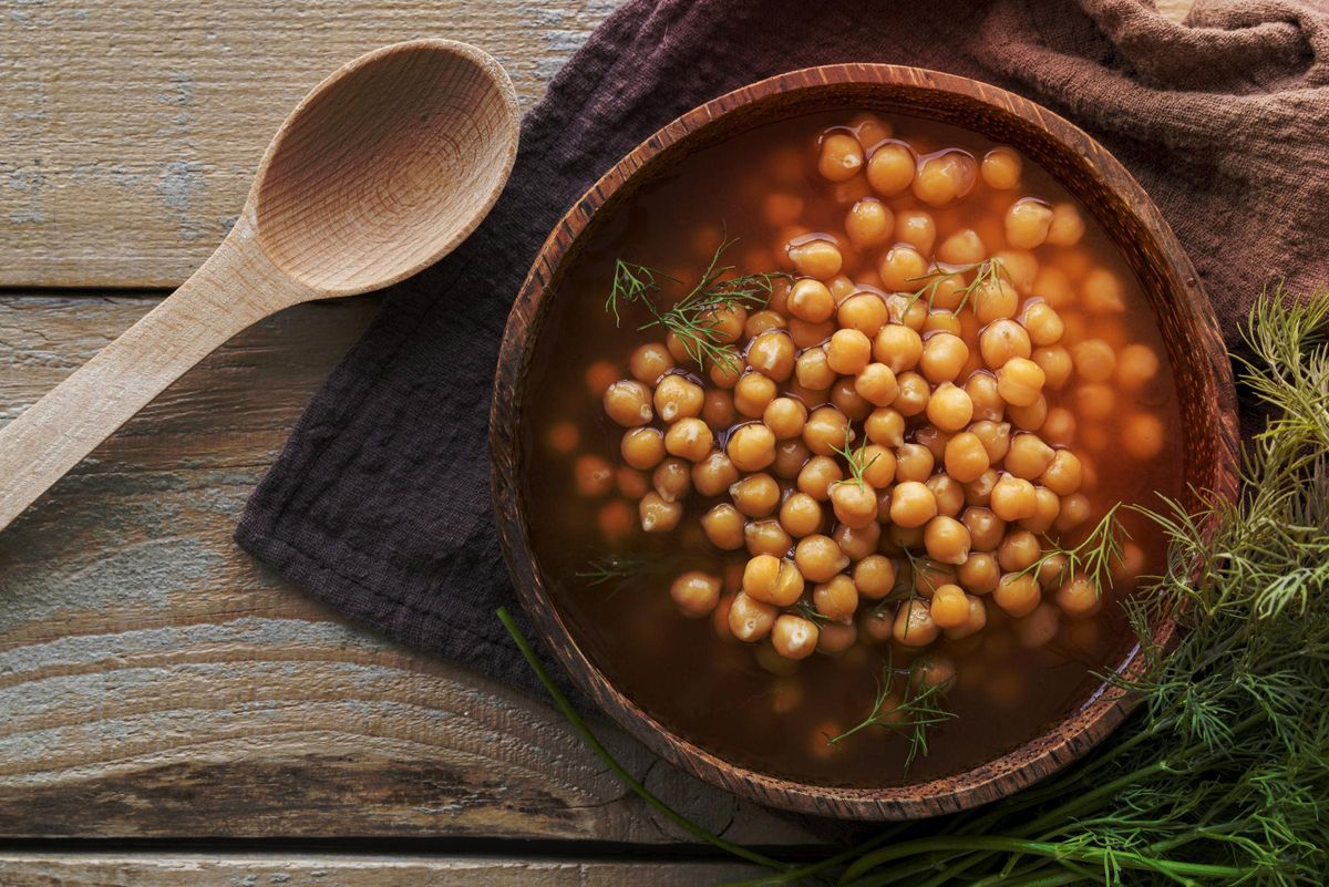 No tires el líquido de los garbanzos... te puede servir para estas recetas