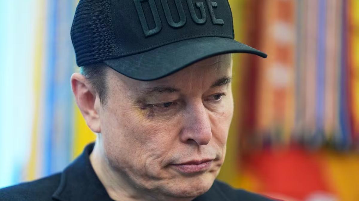 Elon Musk aparece con un ojo morado por culpa de su hijo X.