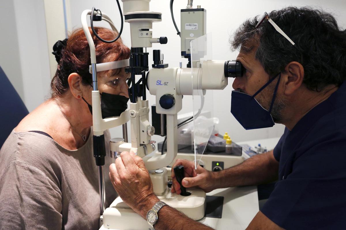 Se corrigen defectos refractivos previos como miopía, hipermetropía, astigmatismo o presbicia.