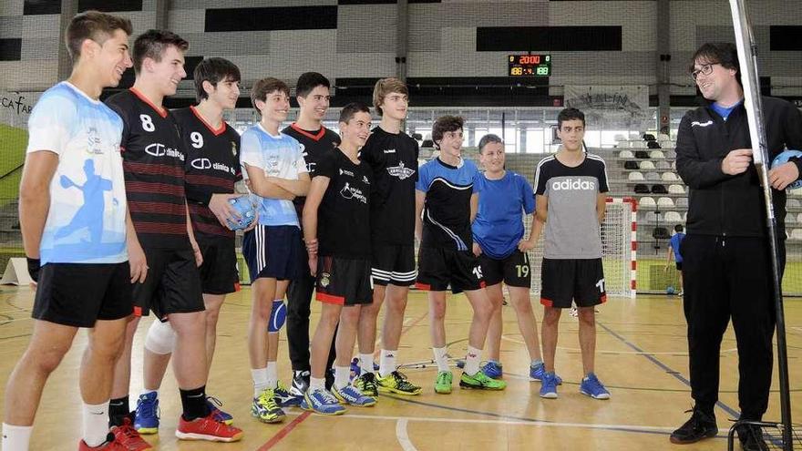 Un instante del último entrenamiento del Clínica Deza, ayer, antes del inicio de la fase. // Bernabé/Javier Lalín