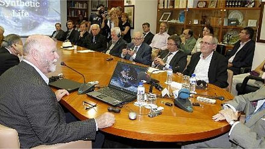 Craig Venter charla con Santiago Grisolía antes de ofrecer una conferencia en el Consell Valencià de Cultura.