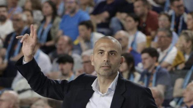 Javi Rodríguez, ayer, dando instrucciones al equipo. |