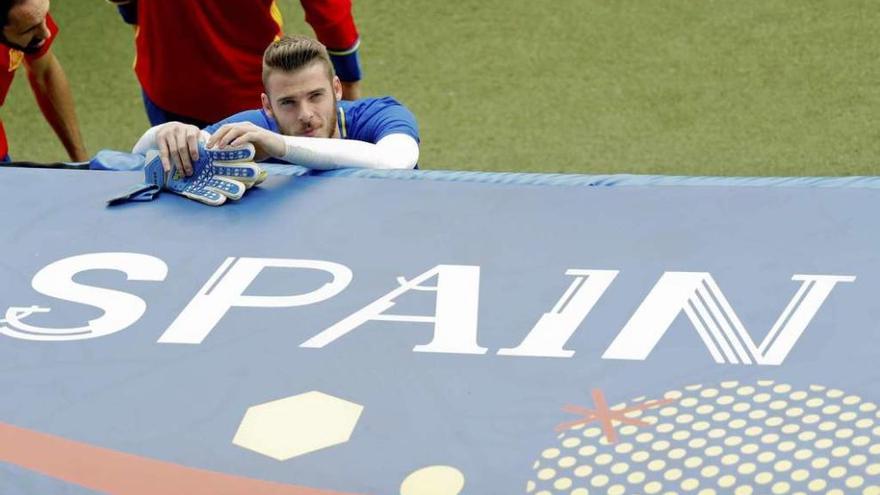 David de Gea, apoyado en el banquillo que ocupará el equipo español en el partido de esta tarde.