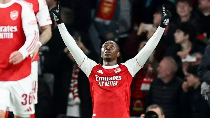 Eberechi Eze desata la locura con un golazo que vale oro para su equipo.