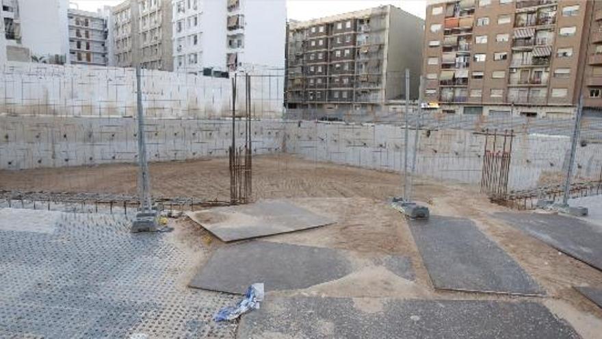 Socavón en el que se ha convertido la parcela donde se iba a levantar el complejo polideportivo de Nou Moles.