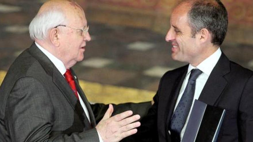 Gorbachov recibe de manos de Camps, el XVII Premio de Convivencia de la Fundación Profesor Manuel Broseta