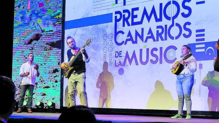 El músico Paco Perera en plena actuación anoche en la gala de los Premios Canarios de la Música, en el edificio Miller. | | A. CRUZ