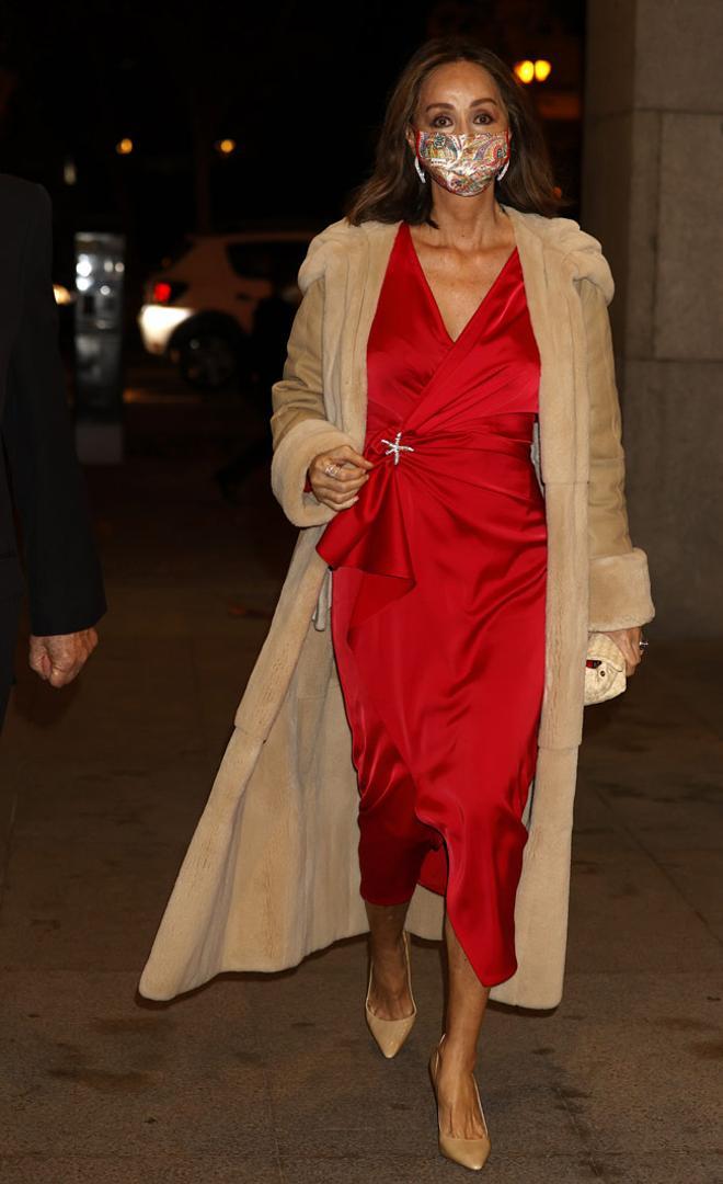 Isabel Preysler, con vestido rojo satinado