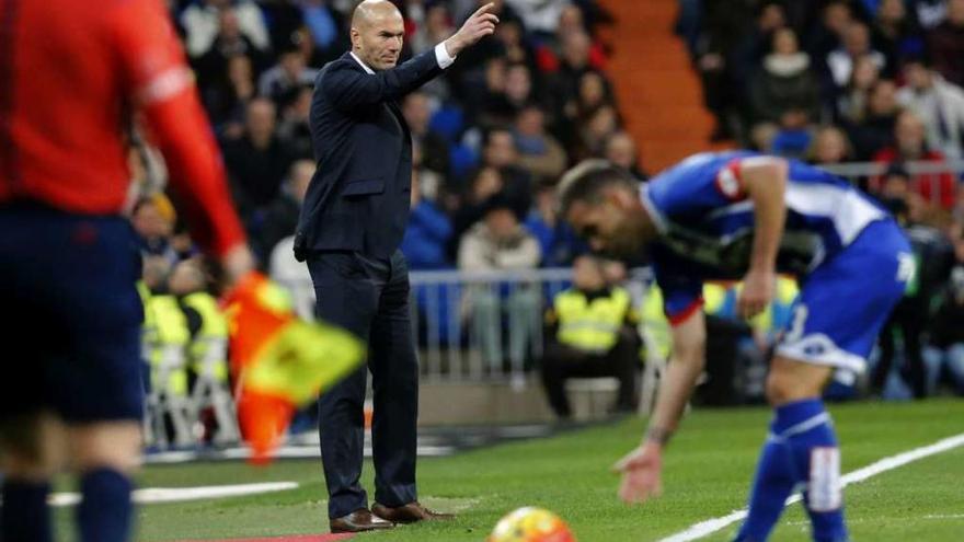 Zidane da indicaciones a sus jugadores durante el partido. // Mariscal
