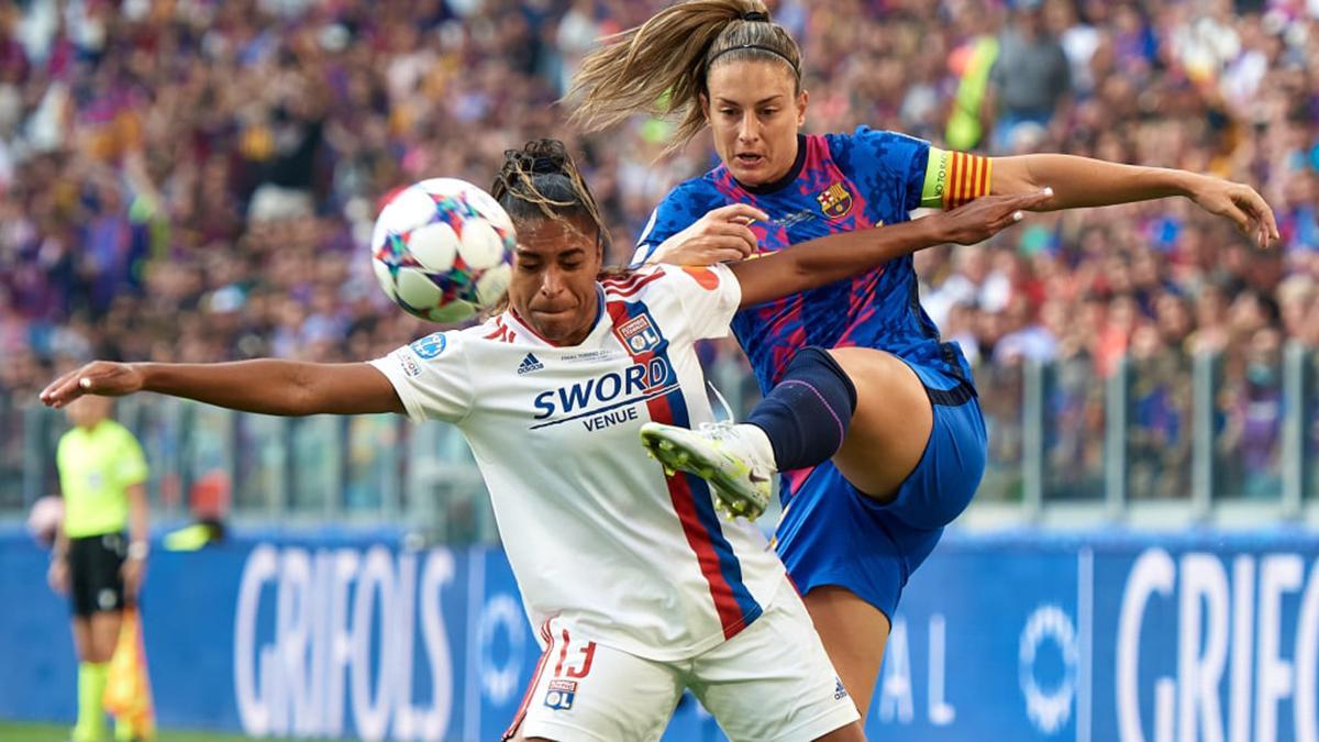 Alexia, rematando ante una jugadora del Lyon