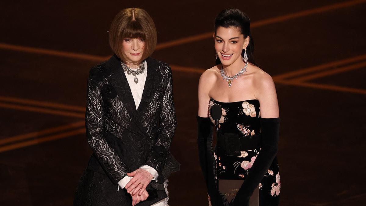 Anna Wintour y Anne Hathaway presentando el Oscar a mejor diseño de vestuario.