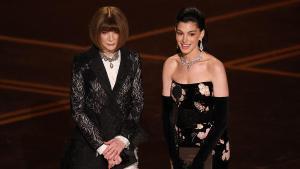 Anna Wintour y Anne Hathaway presentando el Oscar a mejor diseño de vestuario.