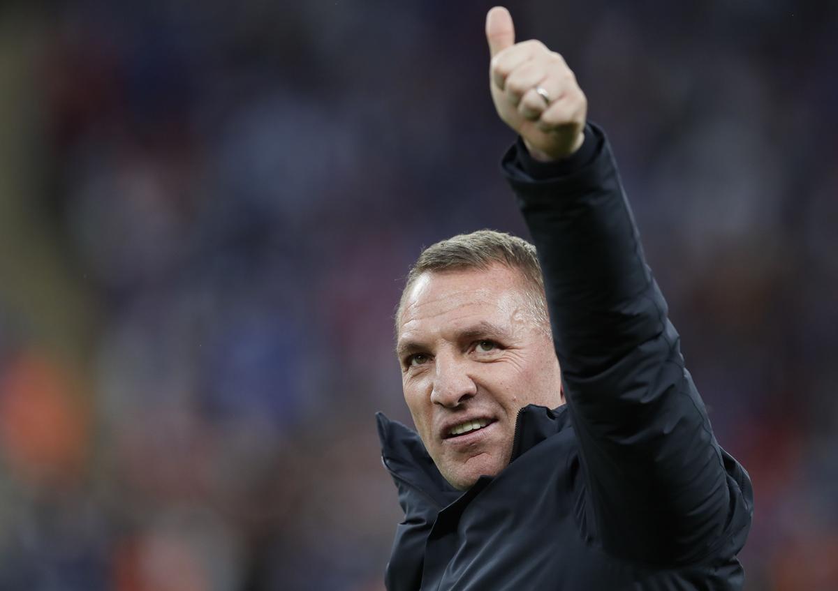 Brendan Rogers, técnico del Leicester, celebra el título.