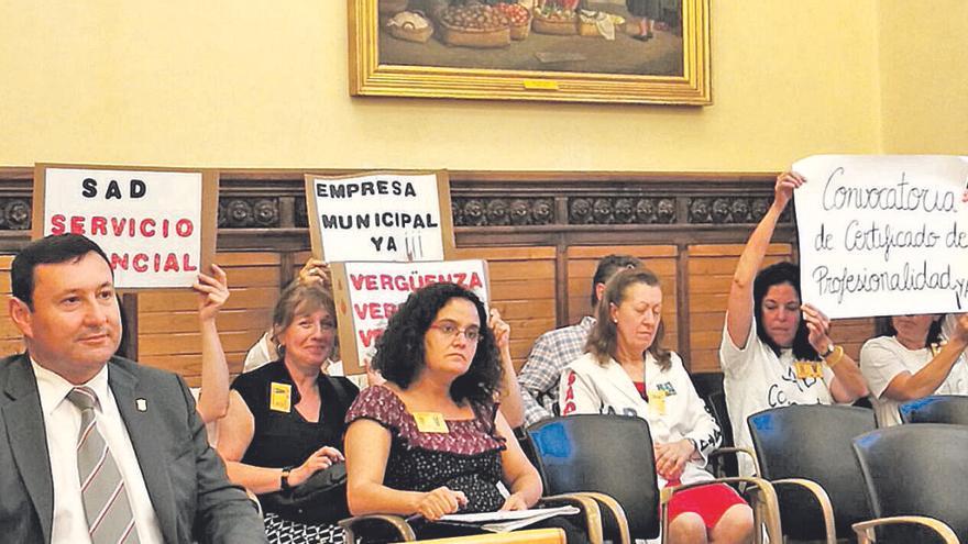 Protesta en el Pleno por el servicio de ayuda a domicilio.