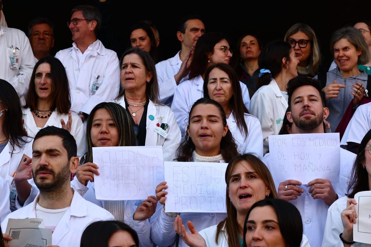 En imágenes I Protesta de los médicos de Aragón a las puertas de los hospitales en el primer día de huelga